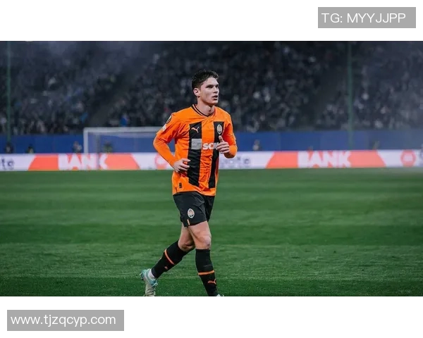 足球明星手环闪耀光芒点亮赛场激情与梦想的交汇瞬间